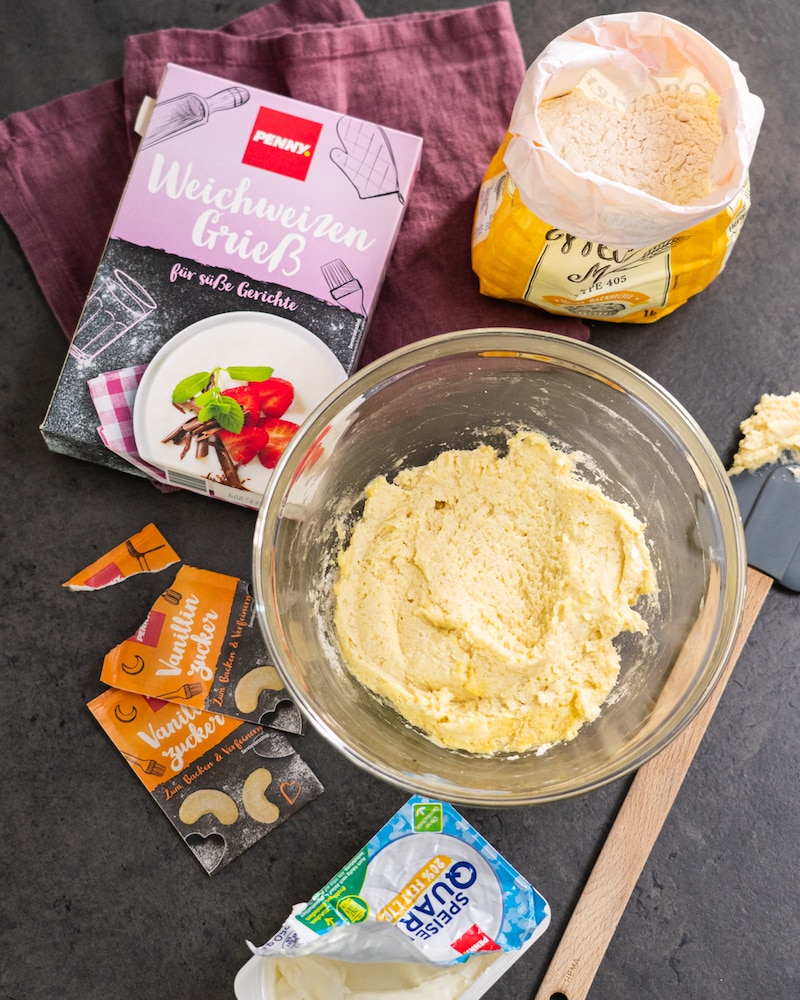 Quarkknödel mit Pflaumenkompott und Vanillesauce