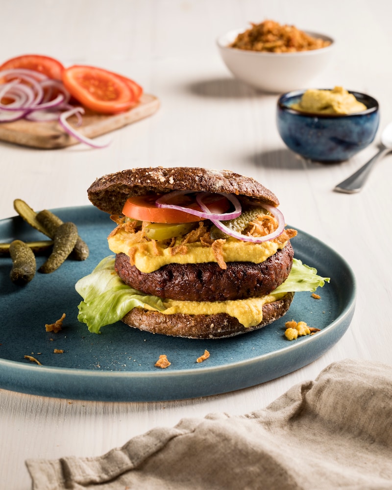 Das Bild zeigt den fertigen veganen hot Burger.