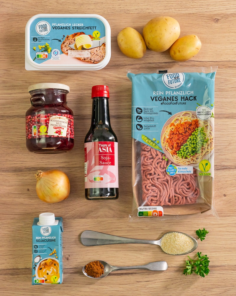 Vegane Kötbullar auf Kartoffelstampf mit heller Sauce und Wildpreiselbeeren