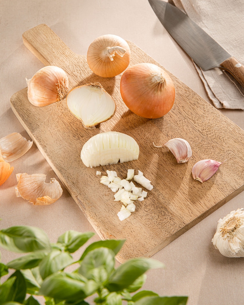Dieses Bild zeigt die geschnittenen Zwiebeln und Knoblauch.