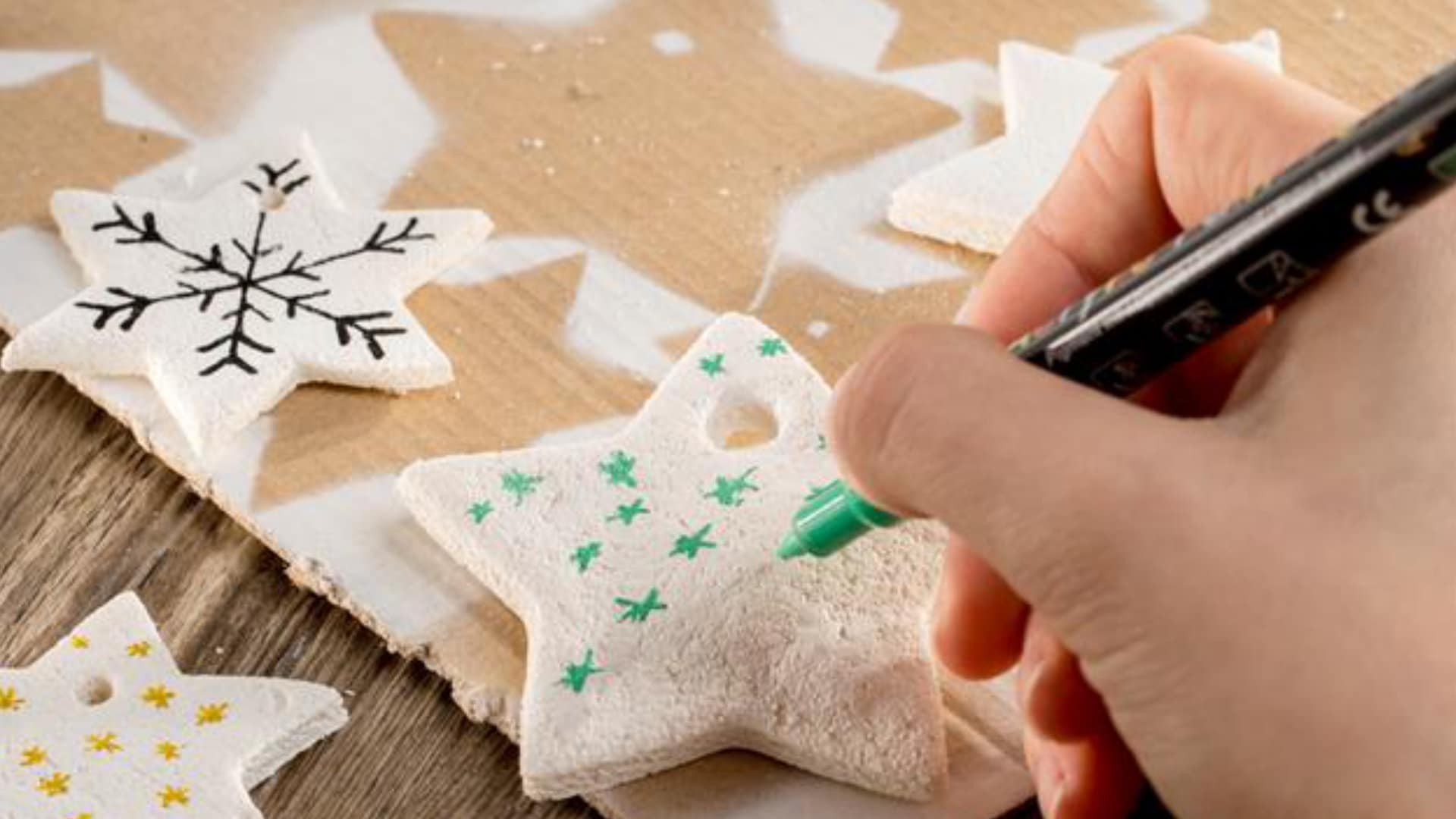 Fertige Salzteigsterne werden verziert