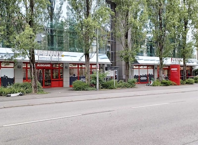Sie sehen den Eingang vom Penny Markt in Muenchen Schleissheimer Str.  267