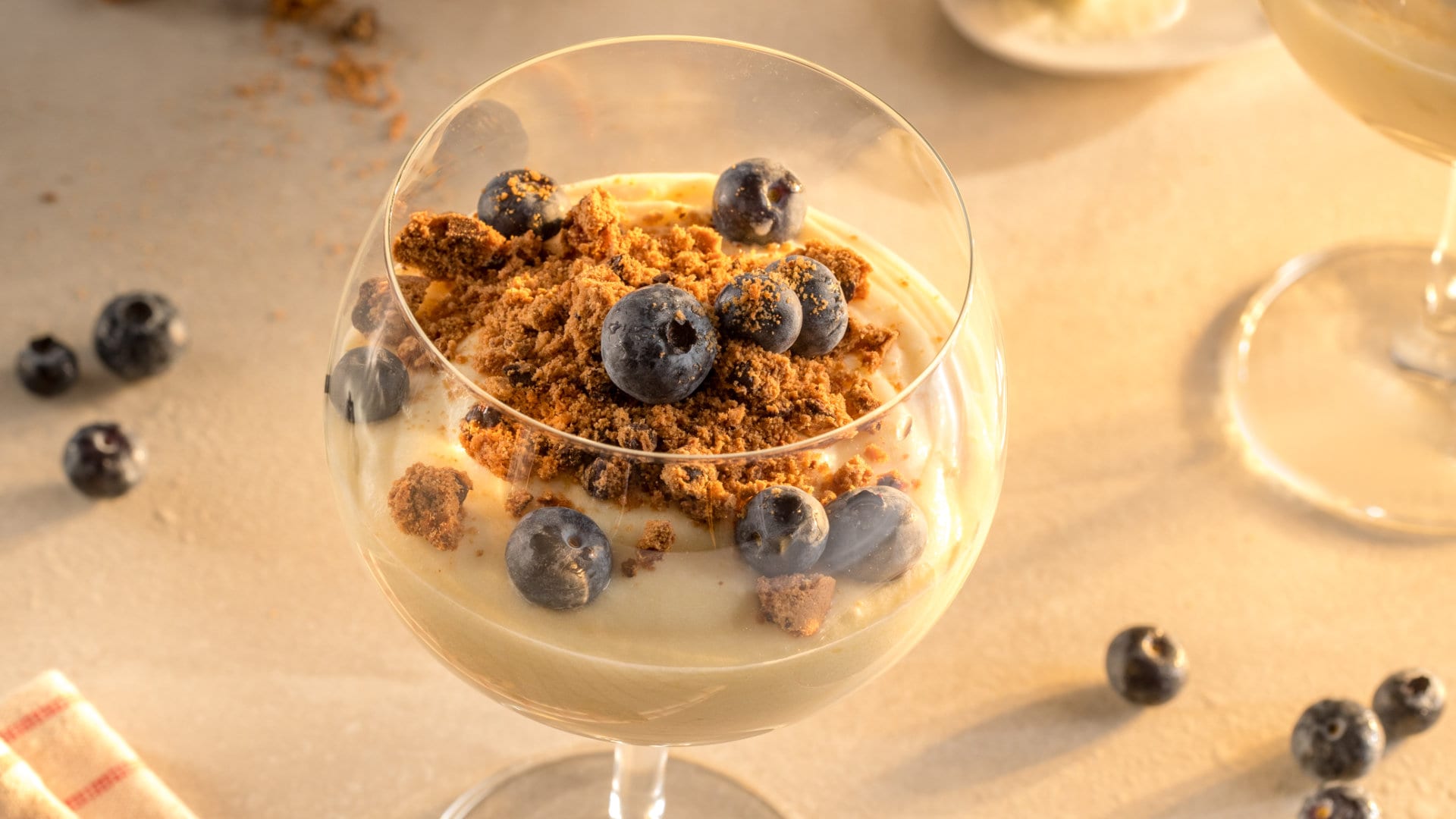 Buttermilch Orangen Mousse mit Blaubeeren