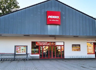 Sie sehen den Eingang vom Penny Markt in Frankenberg Freiberger Strasse 22