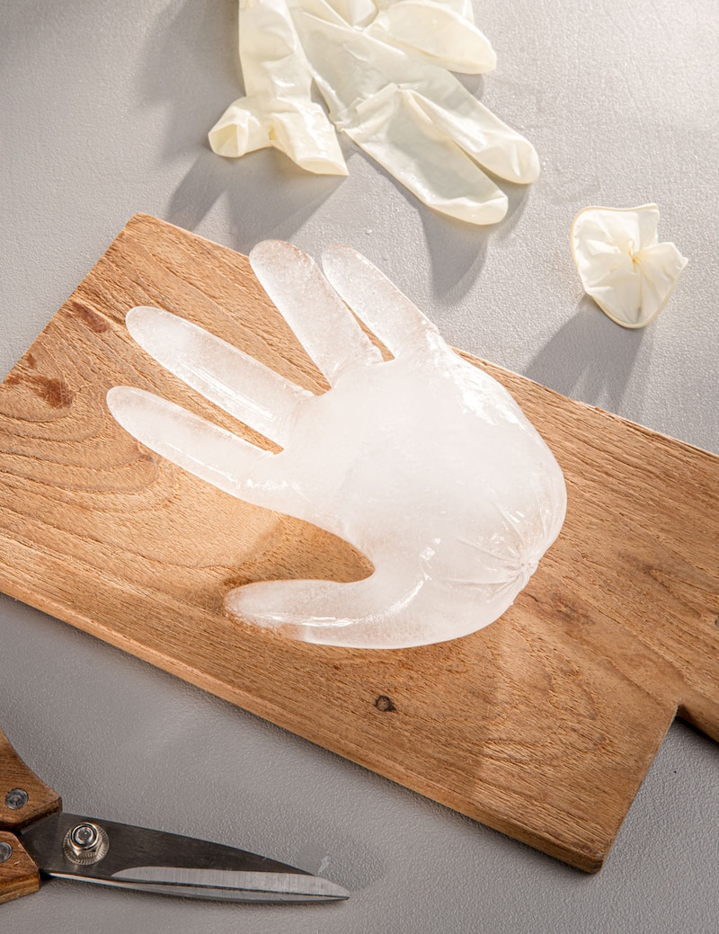 Dieses Bild zeigt die gefrorene Wasser-Hand.