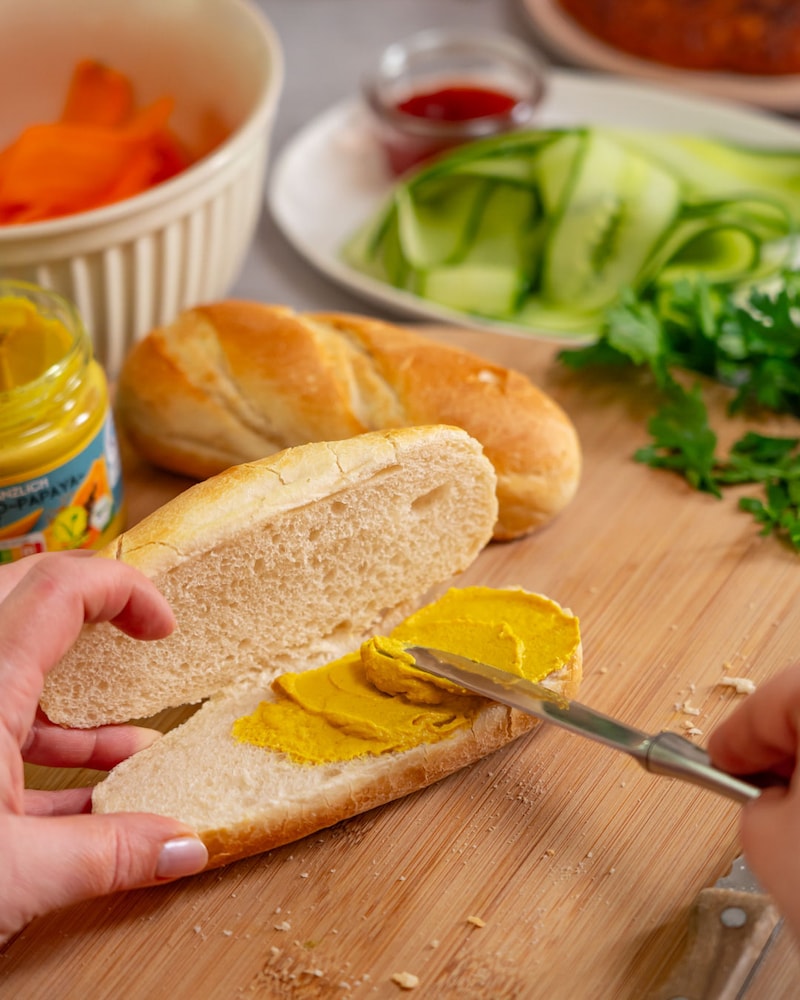Dieses Bild zeigt wie das Brötchen bestrichen wird.