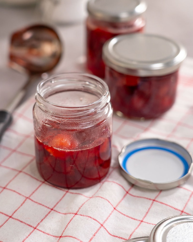 Dieses Bild zeigt die Erdbeermarmelade im Glas.