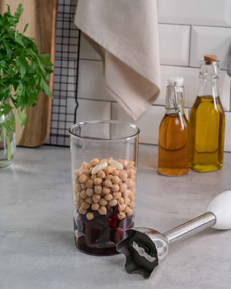 Dieses Bild zeigt wie die Kichererbsen und die Rote Bete in einem Mixbecher.