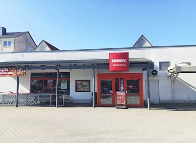 Sie sehen den Eingang vom Penny Markt in Weissenberg Ernst-Thaelmann-Str. 9