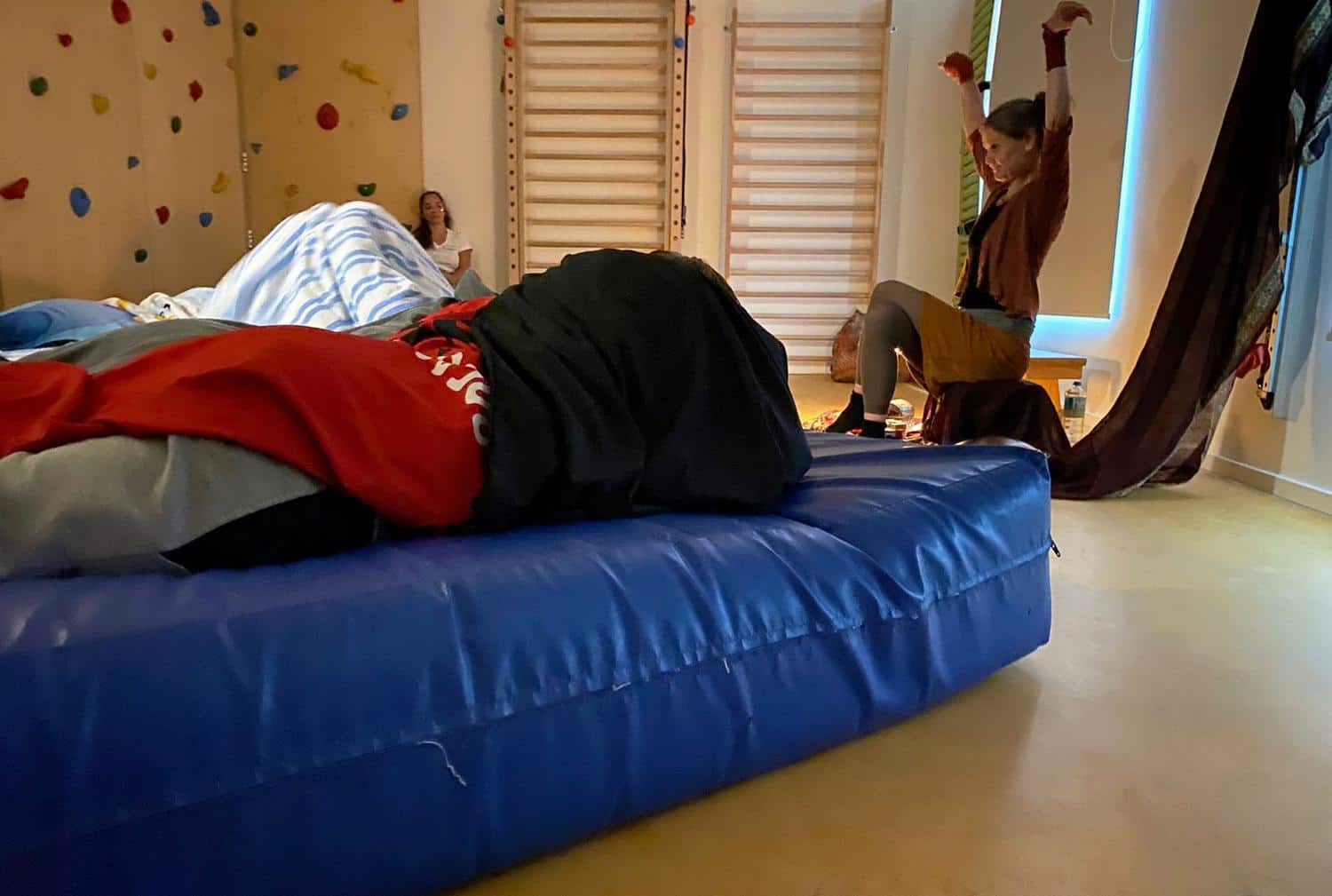 Kinder lauschen bei einer Geschichtenerzaehlung