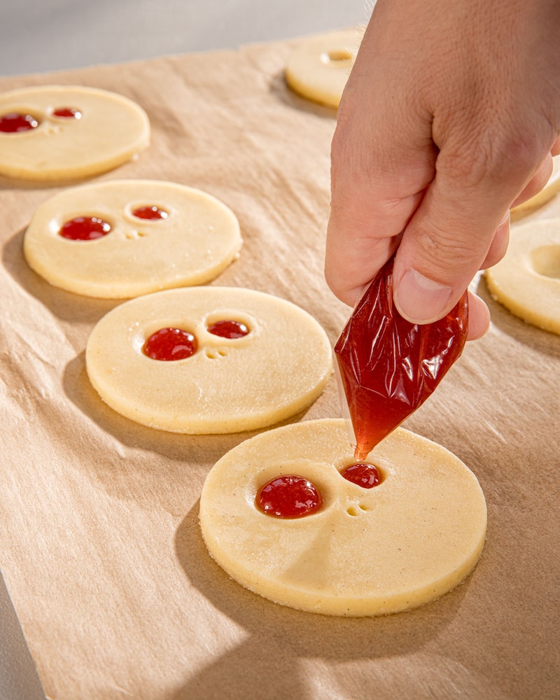 Dieses Bild zeigt wie die Kekse mit Marmelade befüllt werden.