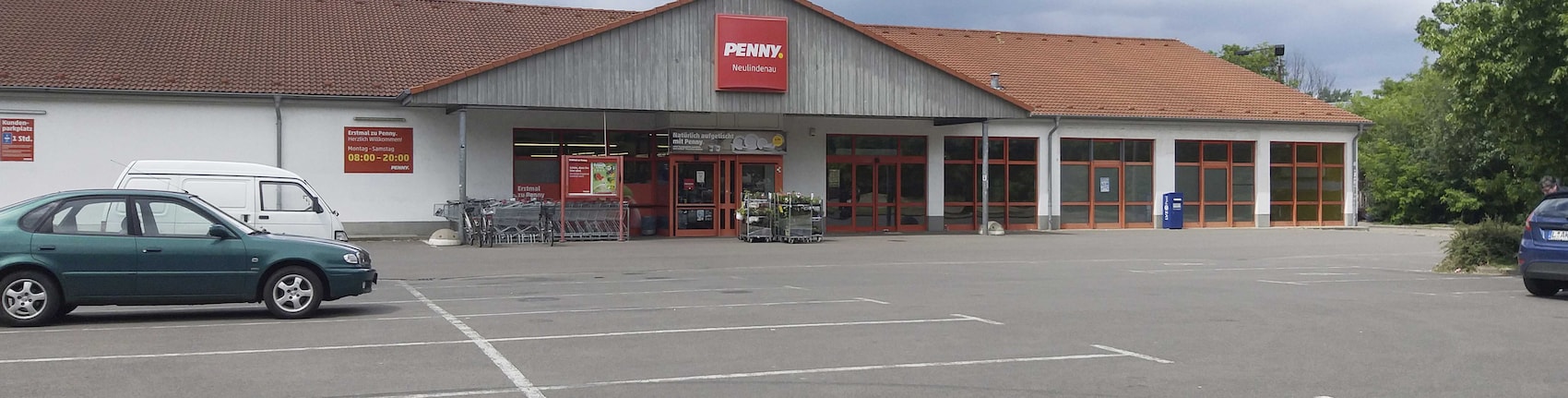 Sie sehen den Eingang vom Penny Markt in Leipzig/Neulindenau, Bienerstraße 7