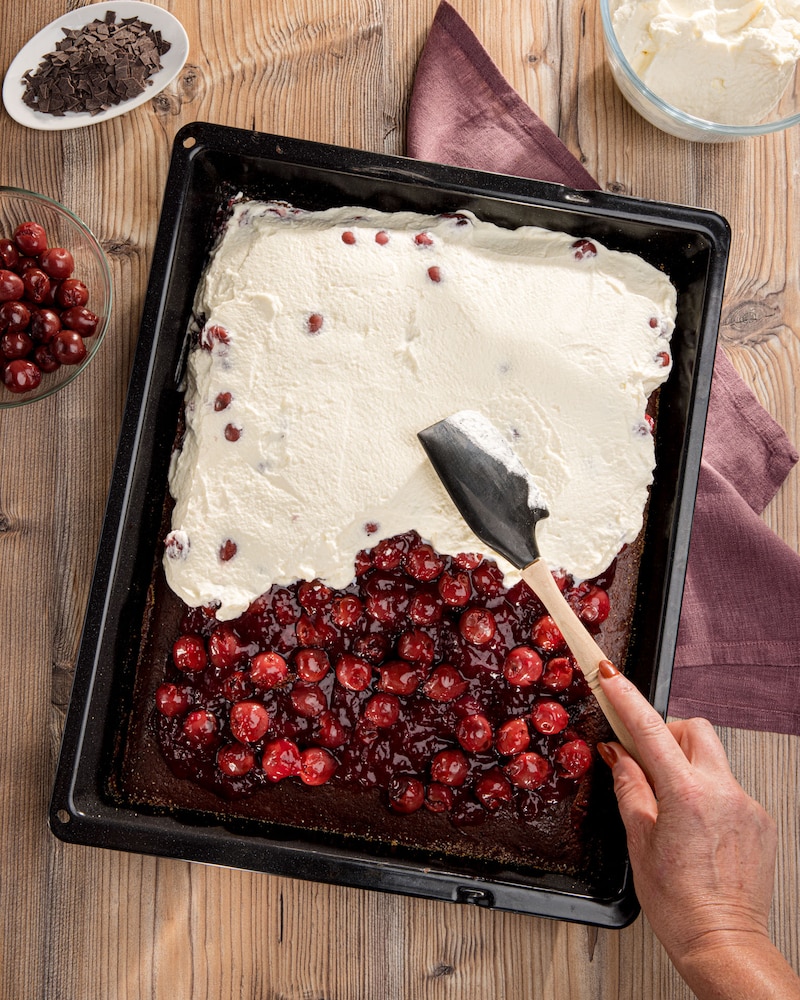 Dieses Bild zeigt die fertige Schwarzwälder Kirschtorte vom Blech.