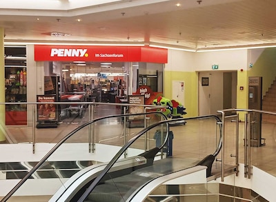 Sie sehen den Eingang vom Penny Markt in Dresden Merianplatz 3