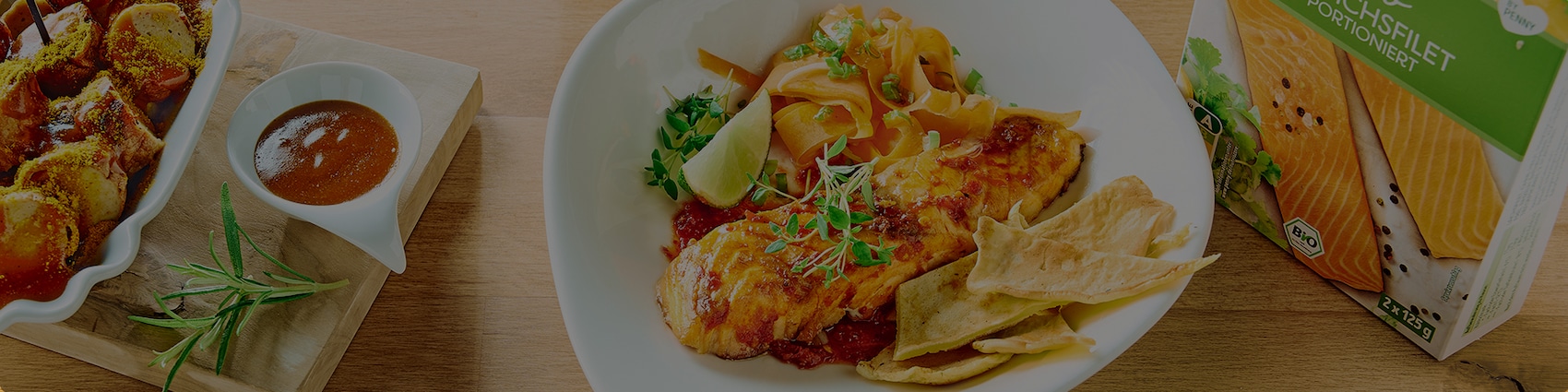 Auf diesem Bild siehst du unseren fertigen Lachs "Asia style" mit Curry-Pancakes.