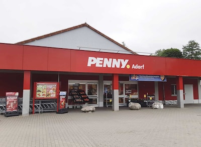 Sie sehen den Eingang vom Penny Markt in Neukirchen/Erzgeb. Hauptstrasse 28