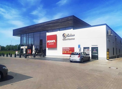 sie sehen den Eingang vom Penny Markt in Grevesmühlen Wismarsche Straße 152