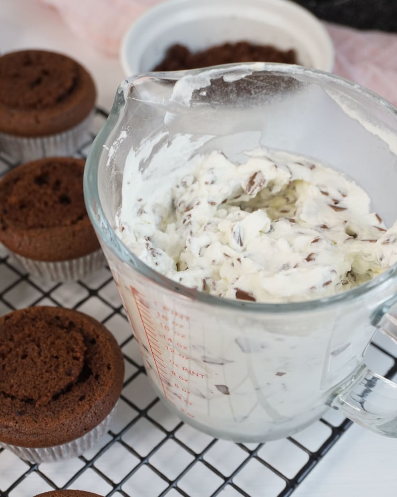 Dieses Bild zeigt die Creme mit Schokolade drin.