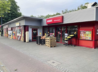Sie sehen den Eingang vom Penny Markt in Bremen/Utbremen, Landwehrstr. 38
