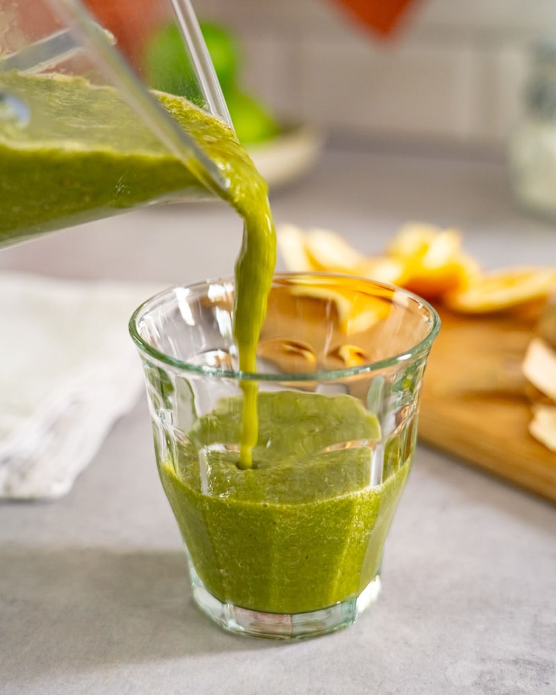 Dieses Bild zeigt wie der Smoothie in die Gläser gefüllt wird.
