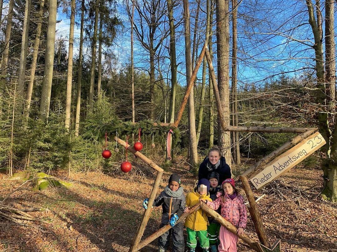 Kinder feiern den Advent im Wald