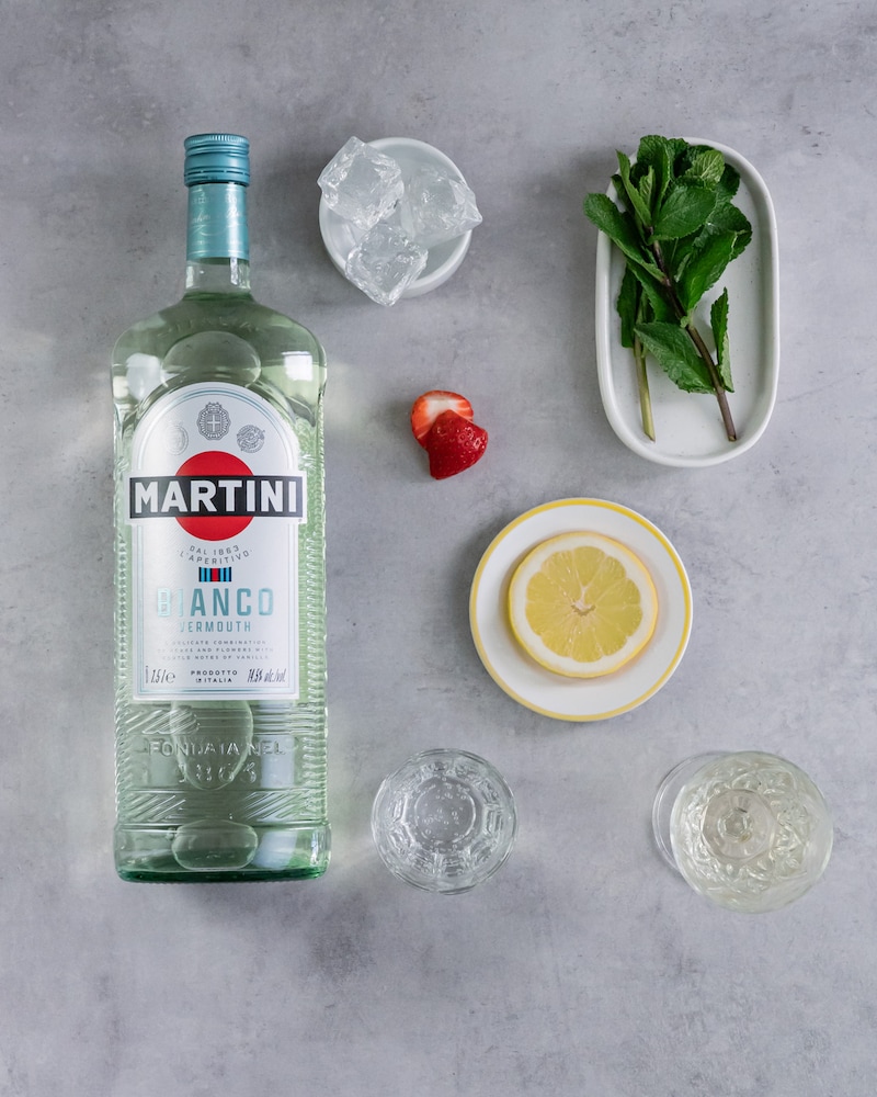 Diese Bild zeigt die Zutaten für den Martini Bianco Spritz.