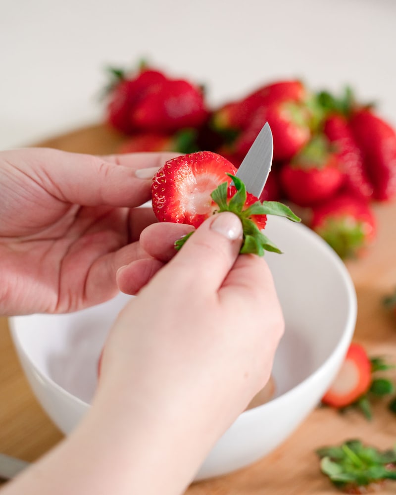 Das Bild zeigt wie Erdbeeren geschnitten werden.