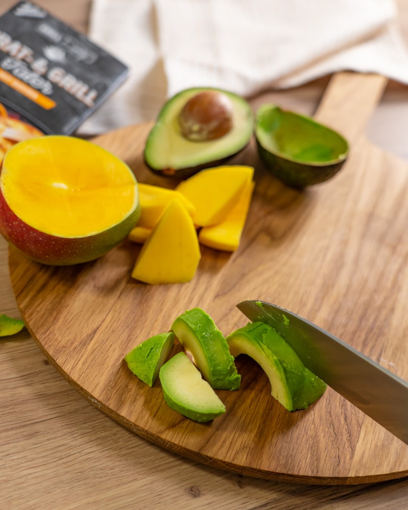 Süßkartoffel-Spieße mit Grillkäse, Avocado und Mango