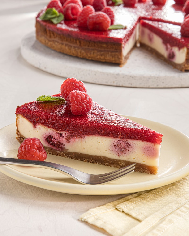 Dieses Bild zeigt den fertigen Himbeer-Käsekuchen.