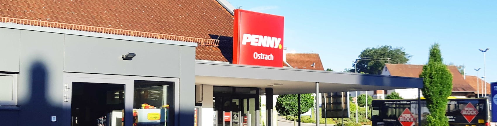 Sie sehen den Eingang vom Penny Markt in Ostrach Hauptstr./Friedleshof 3