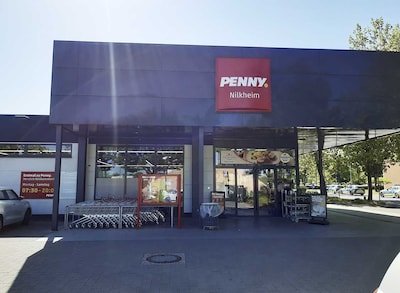 Sie sehen den Eingang vom Penny Markt in Aschaffenburg-Nilkheim Lorbeerweg 6