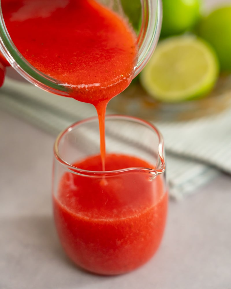 Dieses Bild zeigt die Erdbeersoße im Glas.