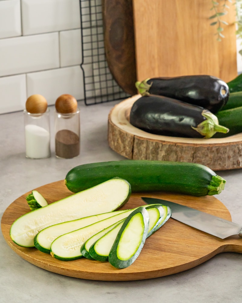 Dieses Bild zeigt die in Scheiben geschnittene Zucchini.