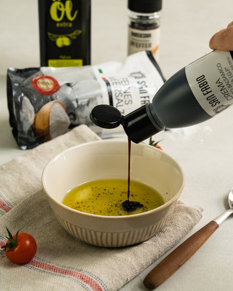 Auf diesem Bild siehst du wie Balsamico in eine Schüssel gegeben wird.