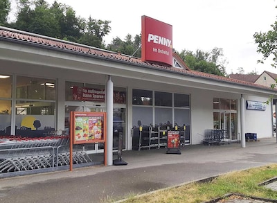 Sie sehen den Eingang vom Penny Markt in Zwiefalten, Hauptstr. 2/1