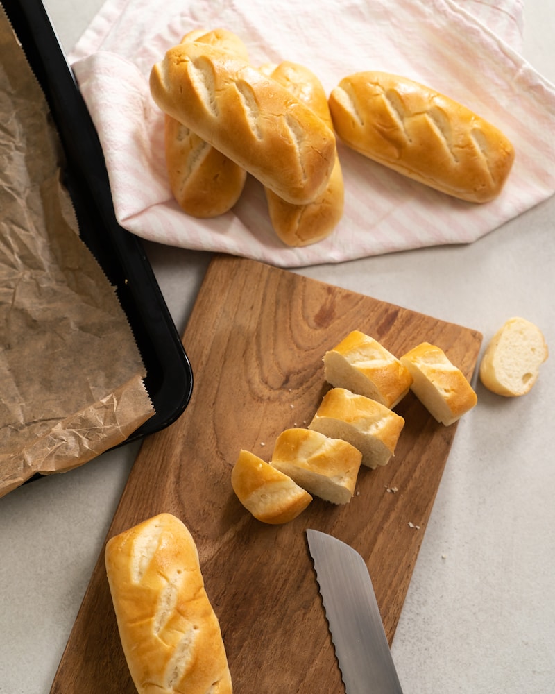 Auf diesem Bild siehst du klein geschnittene Milchbrötchen.