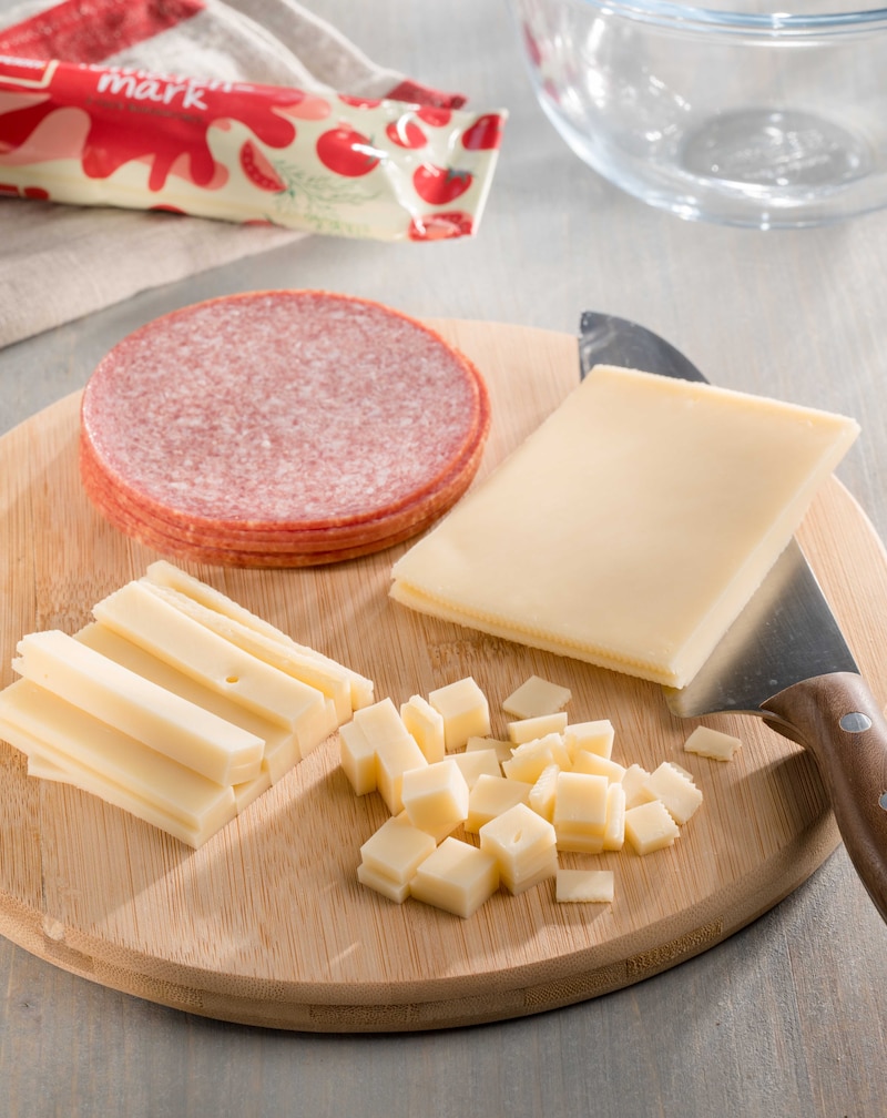 Auf diesem Bild siehst du Käse und Salami.