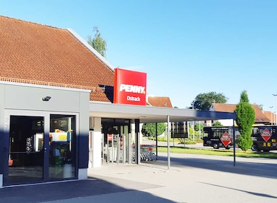 Sie sehen den Eingang vom Penny Markt in Ostrach Hauptstr./Friedleshof 3