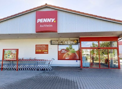 Sie sehen den Eingang vom Penny Markt in Aschheim Uhlandstr. 1
