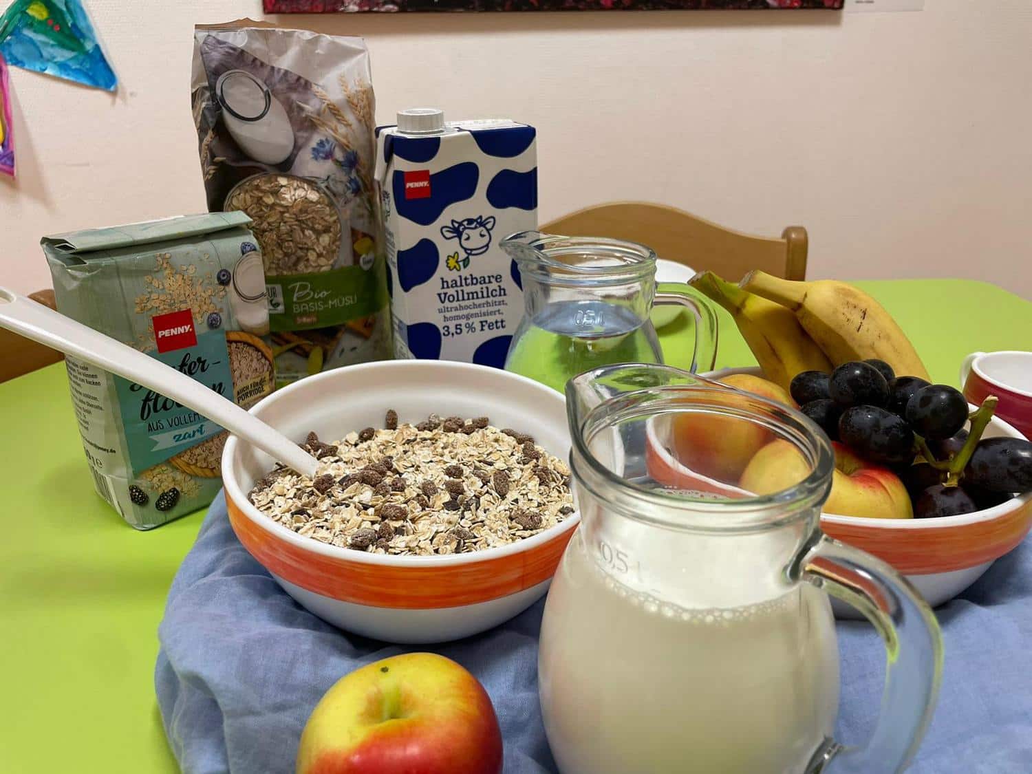 Frühstück auf einem Tisch mit Muesli und Obst