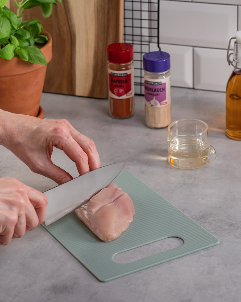Dieses Bild zeigt wie die Hähnchenbrust eingeschnitten wird.