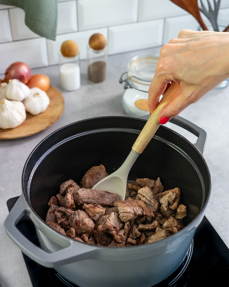 Auf diesem Bild siehst du wie Rindfleisch angebraten wird.