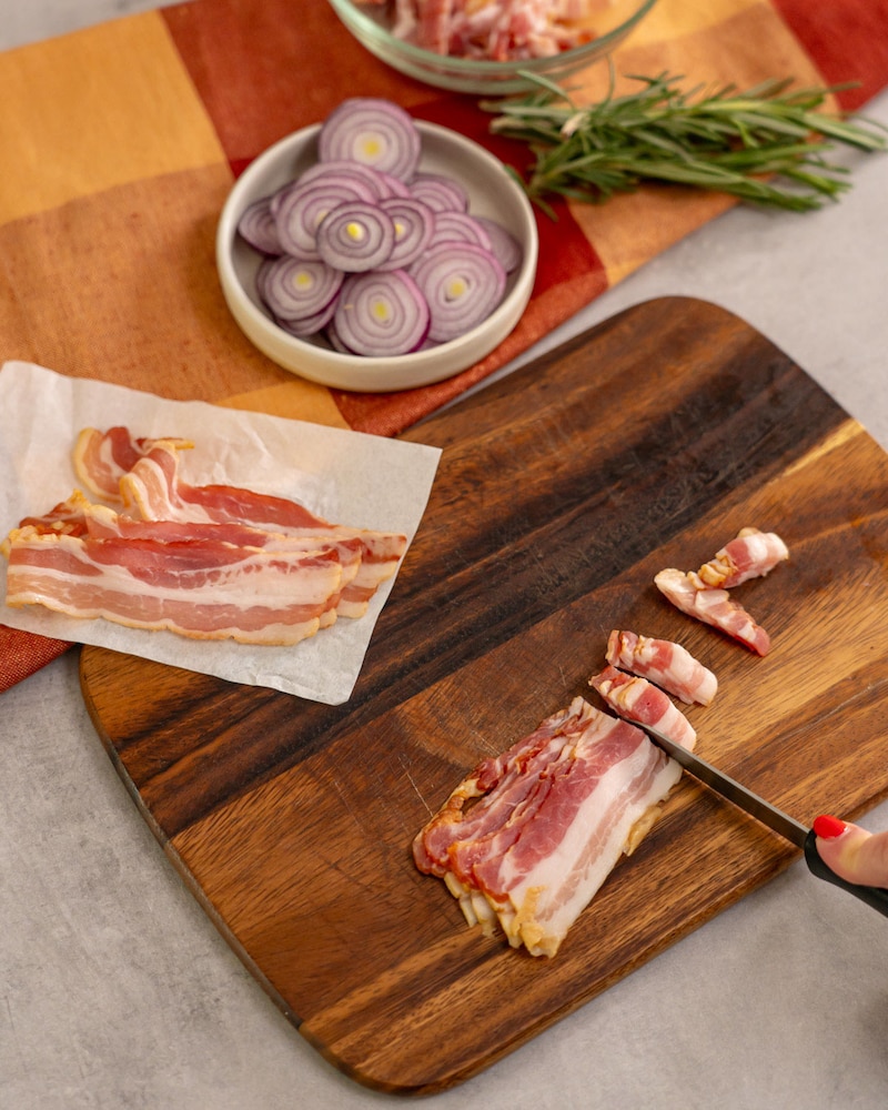 Dieses Bild zeigt wie der Bacon geschnitten wird.