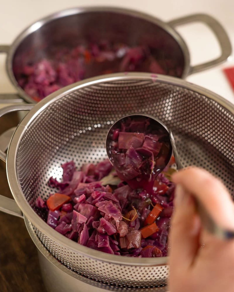 Dieses Bild zeigt wie der Rotkohl abgetropft wird.