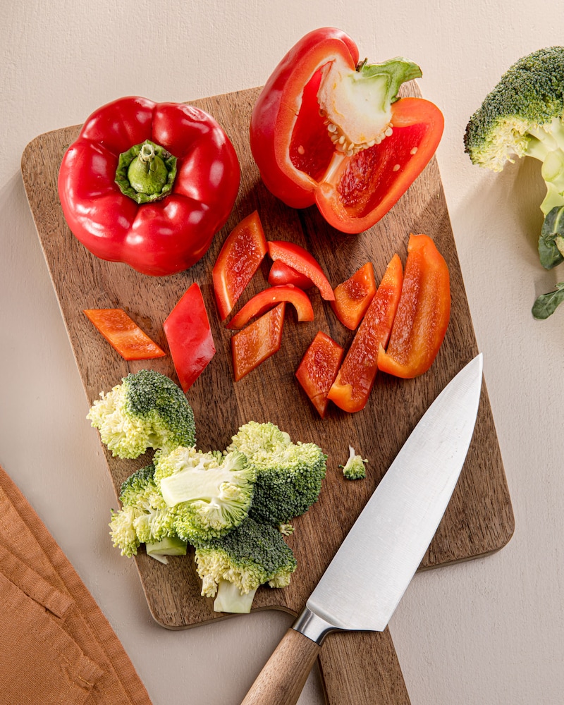 Dieses Bild zeigt die geschnittene Paprika und Brokkoli.
