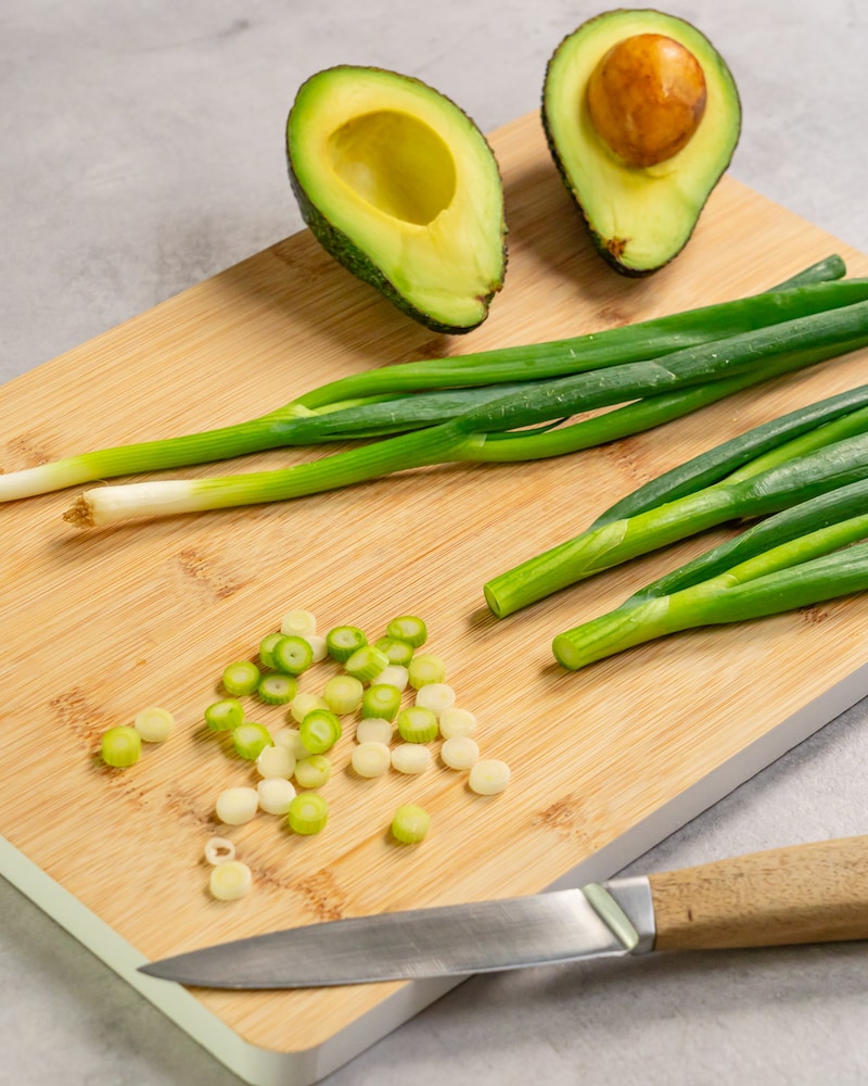 Dieses Bild zeigt die Lauchzwiebeln und Avocado.
