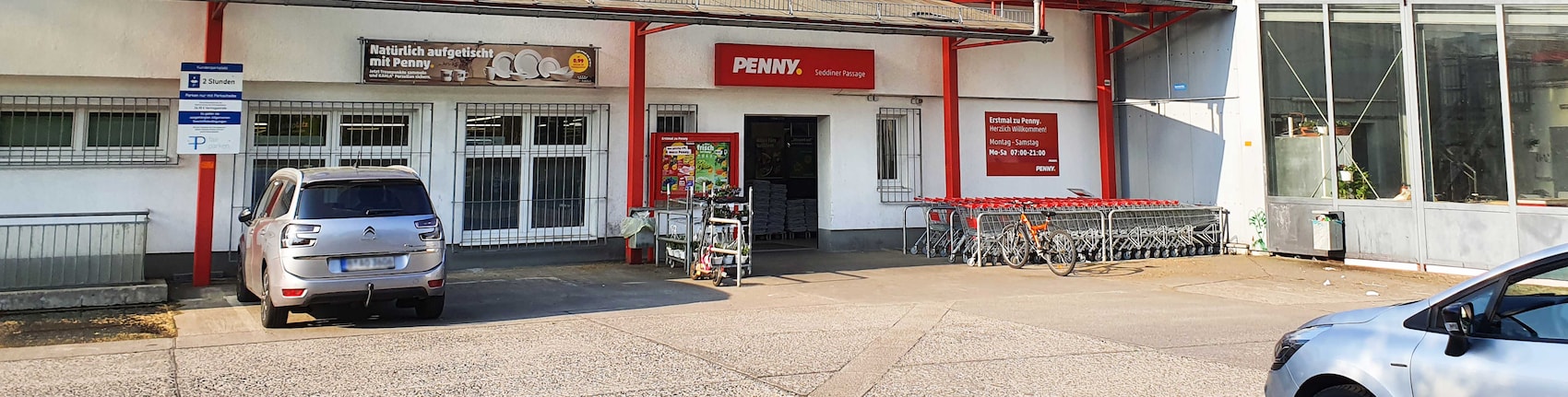 Sie sehen den Eingang vom Penny Markt in Berlin/Friedrichsfelde Seddiner Str.  8