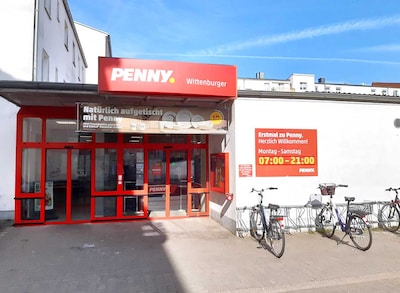 sie sehen den Eingang vom Penny Markt in Schwerin Wittenburger Str. 75