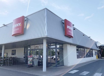 Sie sehen den Eingang vom Penny Markt in Neumarkt, Freystaedter Str. 11