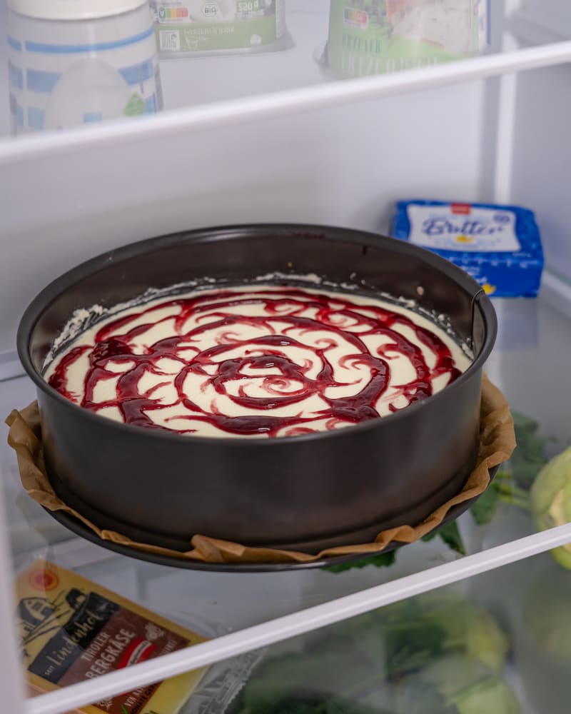 Dieses Bild zeigt wie der Kuchen in den Kühlschrank gegeben wird.